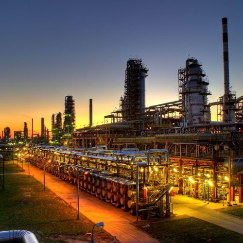 widok w nocy na orlen w płocku