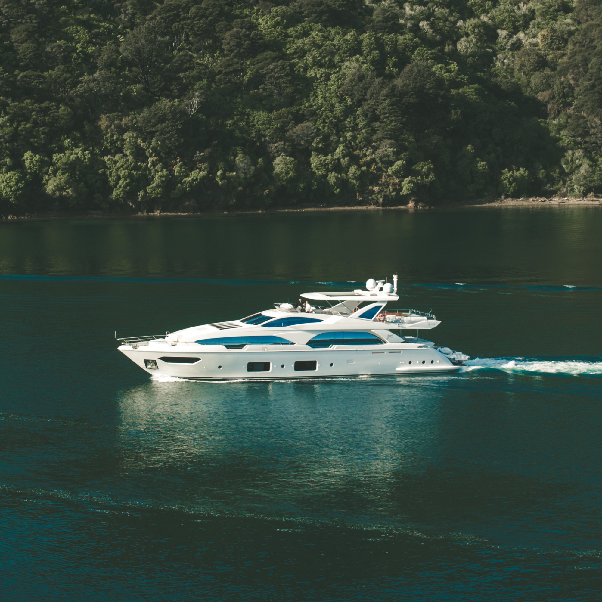 jacht płynący na rzece