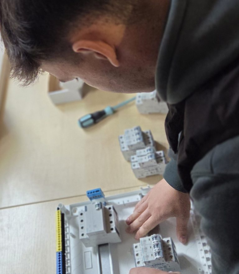 Spotkanie z praktyką. Uczniowie Zespołu Szkół nr 2 w Wieluniu mogli poznać nowoczesne rozwiązania Siemens